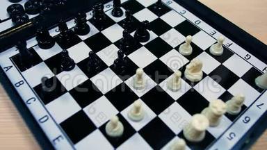 国际象棋比赛的录像，代表<strong>战略</strong>、暴力和种族主义的录像